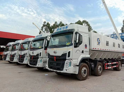 東風柳汽32方散裝飼料車 高效運輸與可靠性能的完美結(jié)合