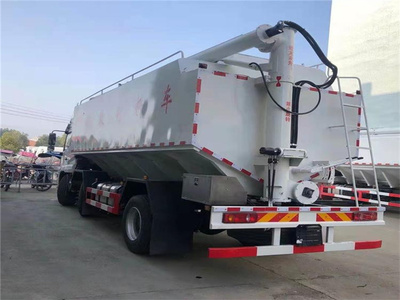 36方東風(fēng)暢行飼料車 現(xiàn)代化畜牧場(chǎng)與養(yǎng)禽場(chǎng)的高效轉(zhuǎn)運(yùn)利器